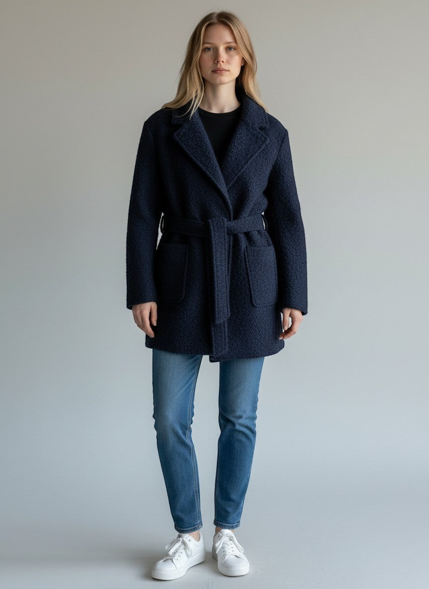 Cappotto Only blu navy in tessuto bouclé, modello avvolgente con cintura in vita e tasche a toppa.