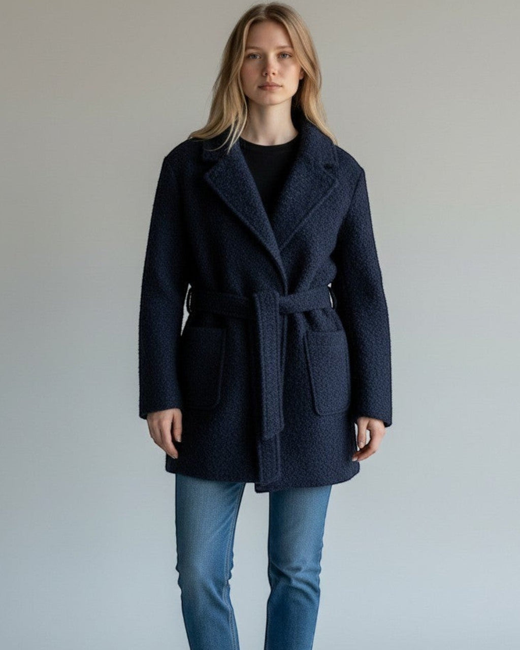 Cappotto Only blu navy in tessuto bouclé, modello avvolgente con cintura in vita e tasche a toppa.
