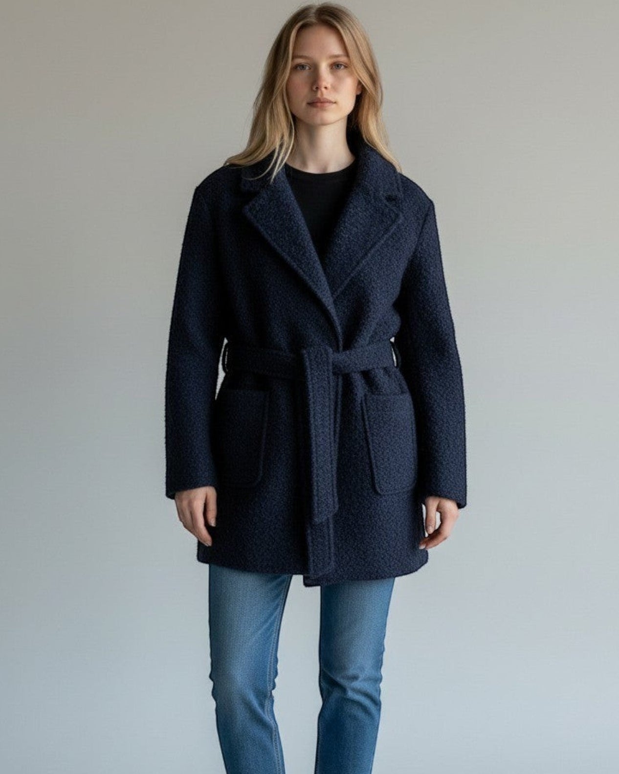 Cappotto Only blu navy in tessuto bouclé, modello avvolgente con cintura in vita e tasche a toppa.