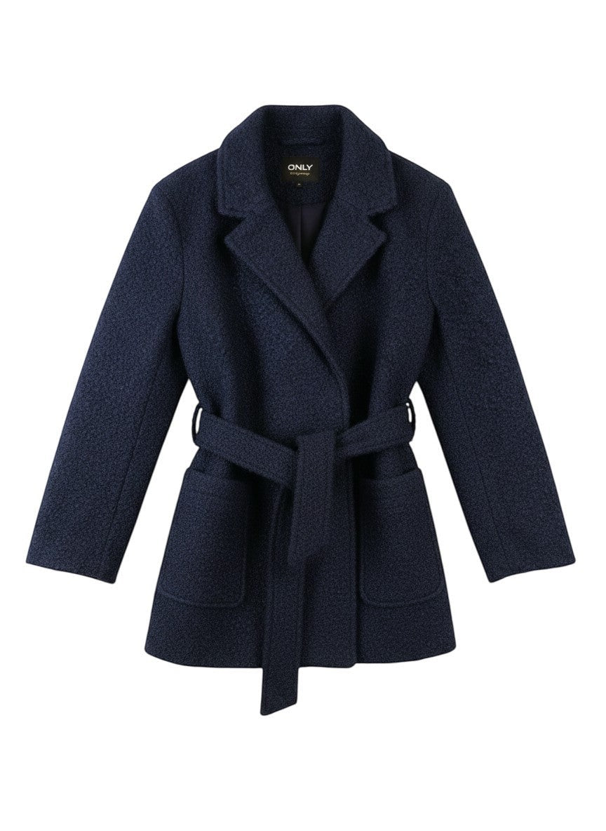 Cappotto Only blu navy in tessuto bouclé, modello avvolgente con cintura in vita e tasche a toppa.