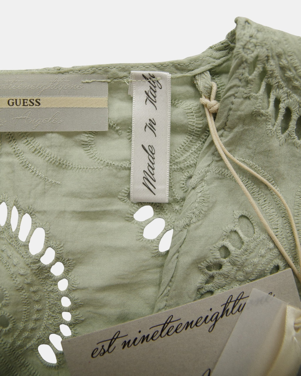 Guess short green cotton top with multicolor floral embroidery, V-neck, and tie detail. Bohemian style.