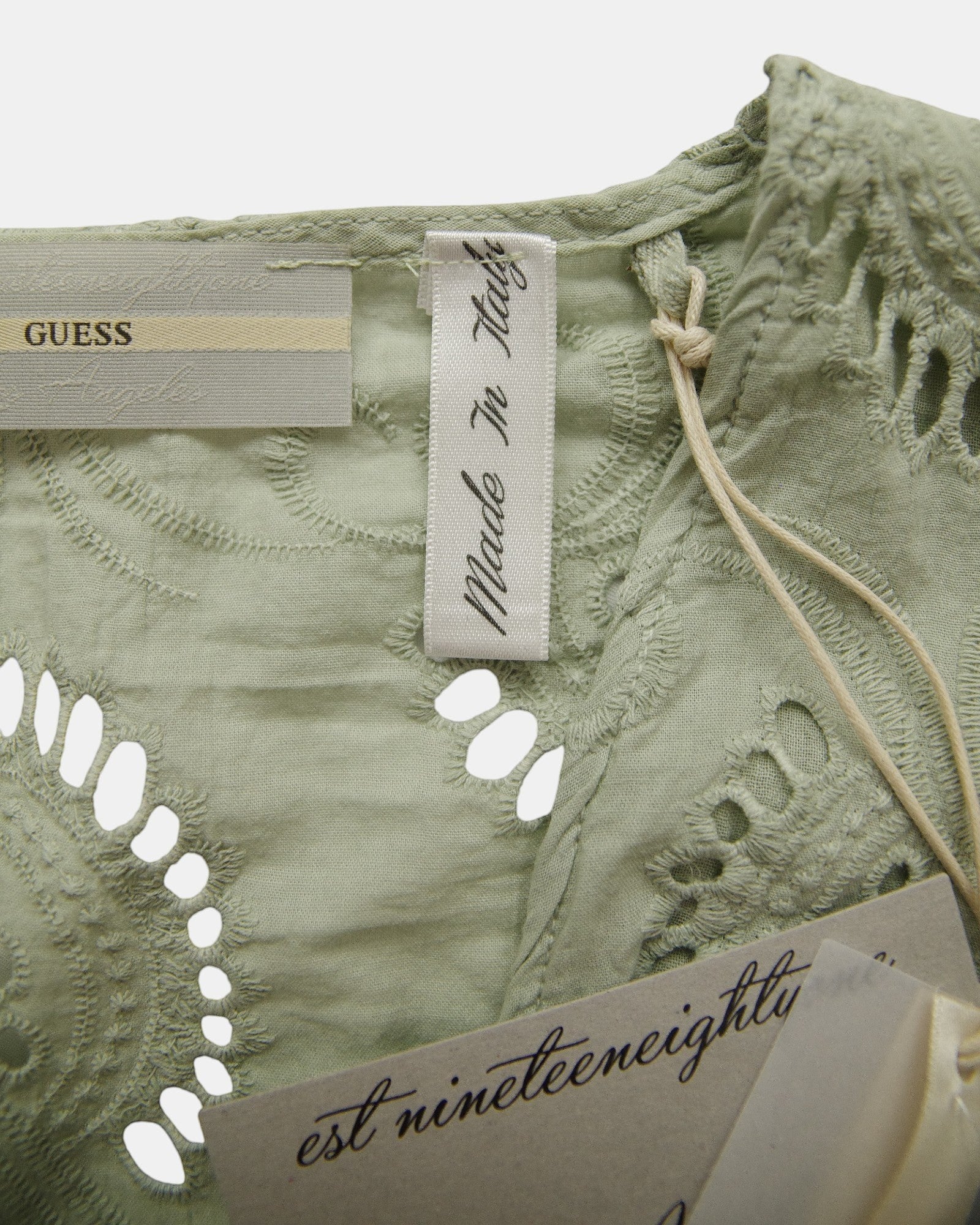 Guess short green cotton top with multicolor floral embroidery, V-neck, and tie detail. Bohemian style.