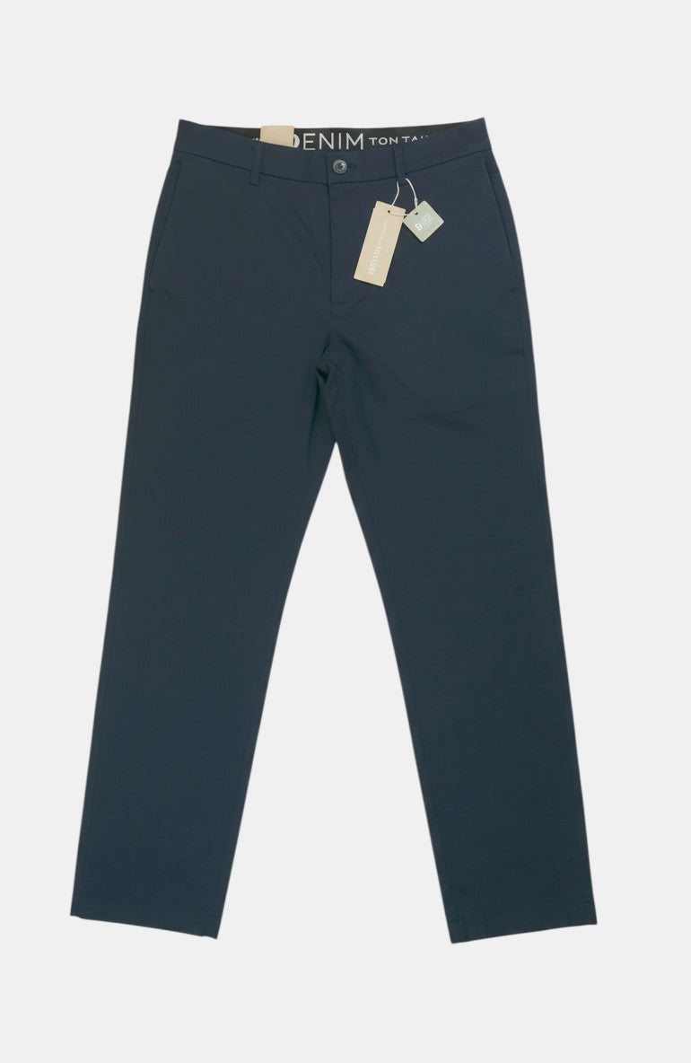 Pantaloni chino blu scuro da uomo Tom Tailor Denim Loose Chino in cotone elasticizzato, vestibilità ampia, chiusura con bottone e zip, due tasche laterali e posteriori.