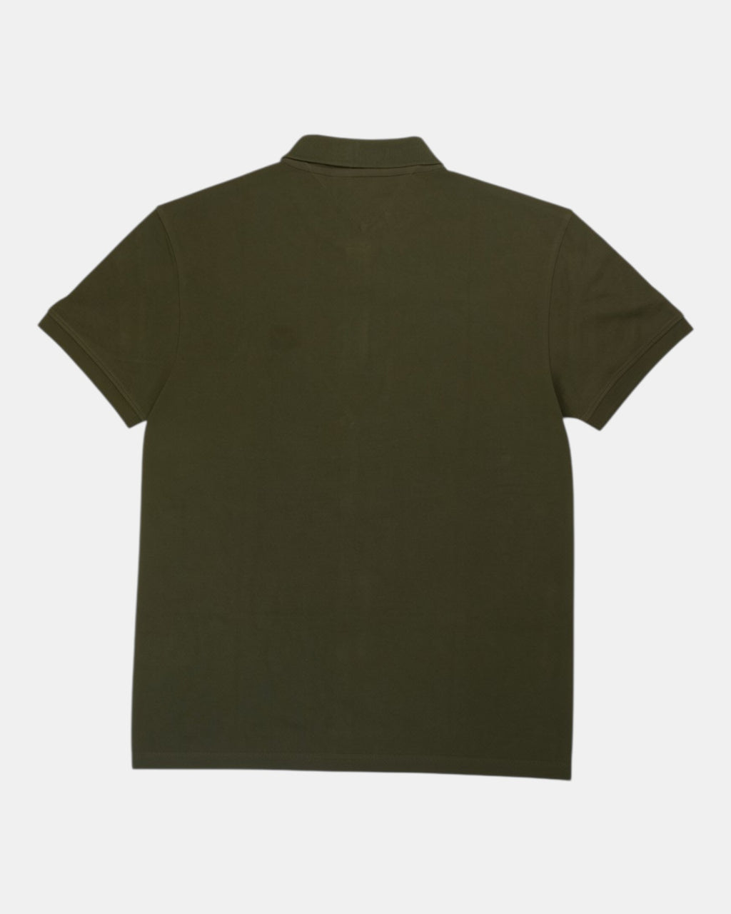 ULTIMATAGLIA.COM polo shirt in olive green cotton piquet with Tommy Jeans badge detail. Classic fit, short sleeves, two-button placket.