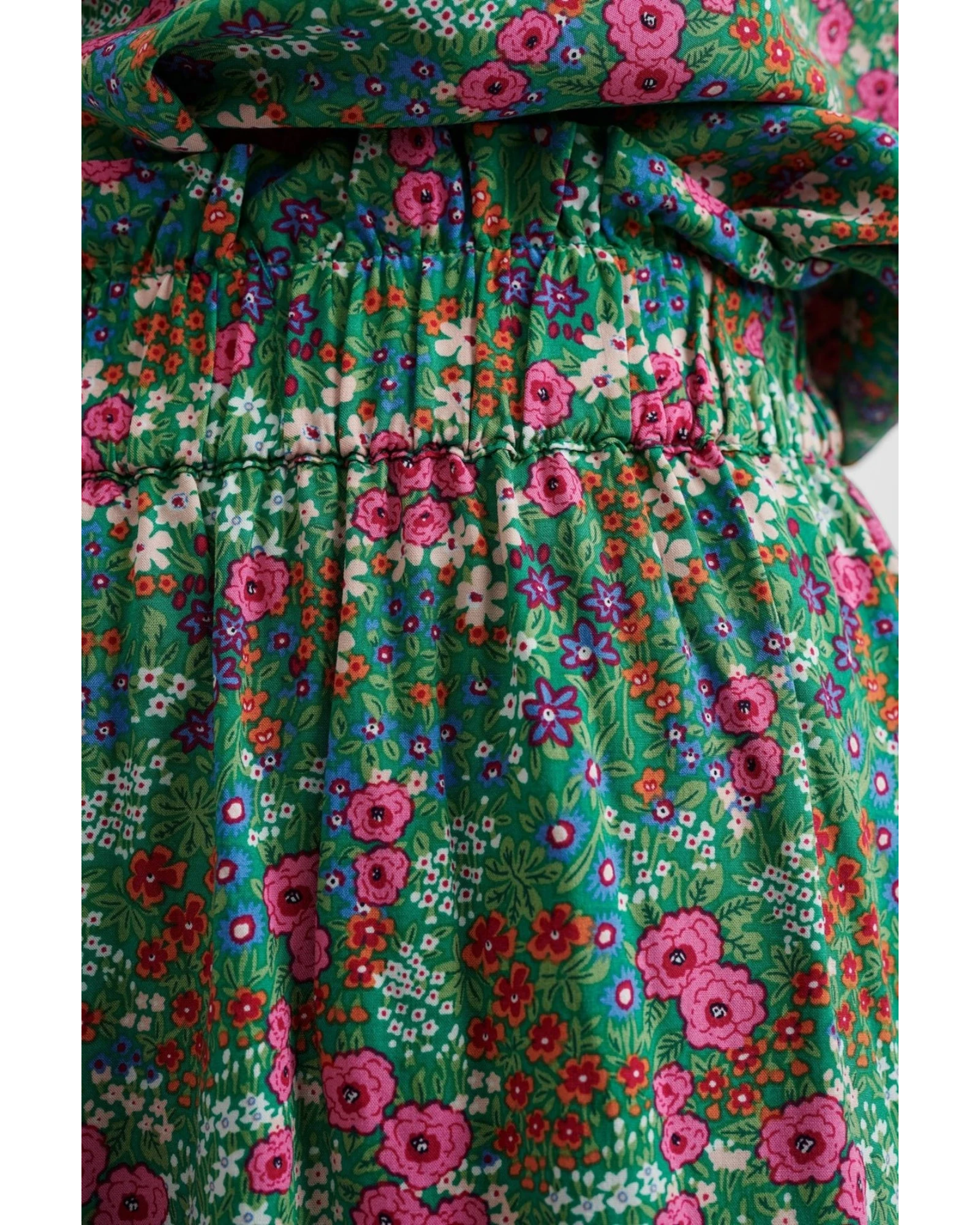 Gonna midi Nümph NUGRETA verde con fantasia floreale multicolore e vita elasticizzata. Tessuto leggero.