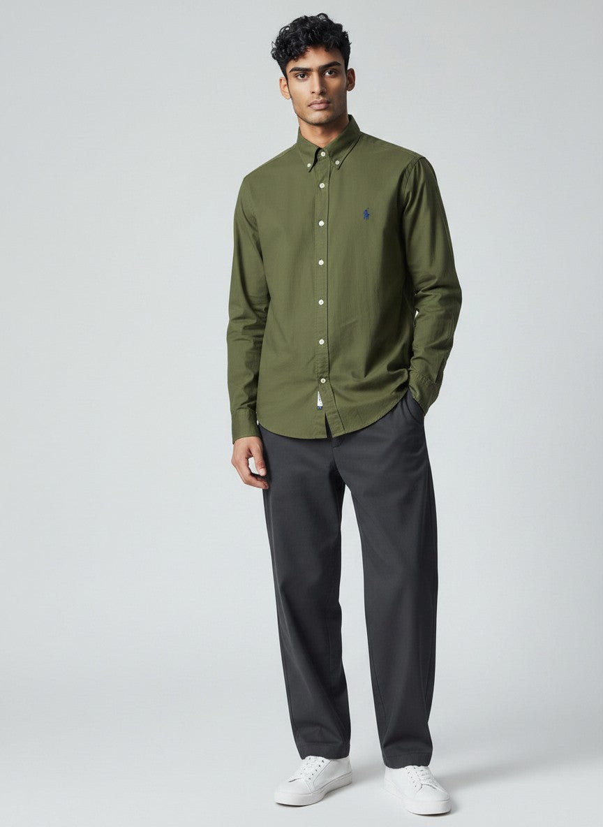 Camicia da uomo Polo Ralph Lauren Classics Stretch Poplin verde militare in cotone stretch con logo pony blu ricamato sul petto.