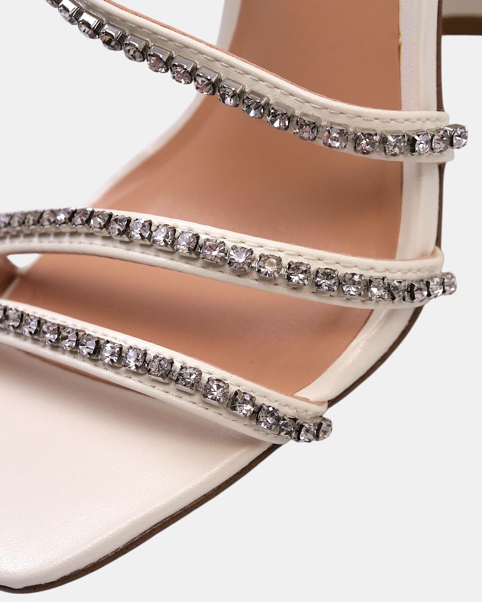 ULTIMATAGLIA.COM sandali da donna bianchi con cinturini decorati con strass e punta quadrata.