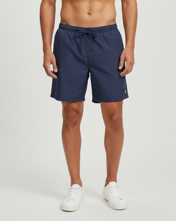 Costume da mare blu U.S. GRAND di ULTIMATAGLIA.COM con elastico in vita, lacci e logo laterale indossato da un uomo