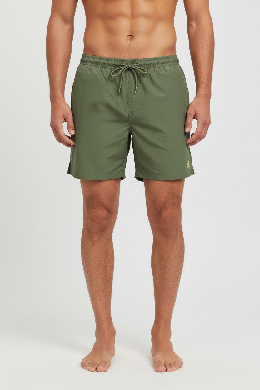 Costume da mare ULTIMATAGLIA.COM verde con elastico in vita, lacci e logo, indossato da un modello