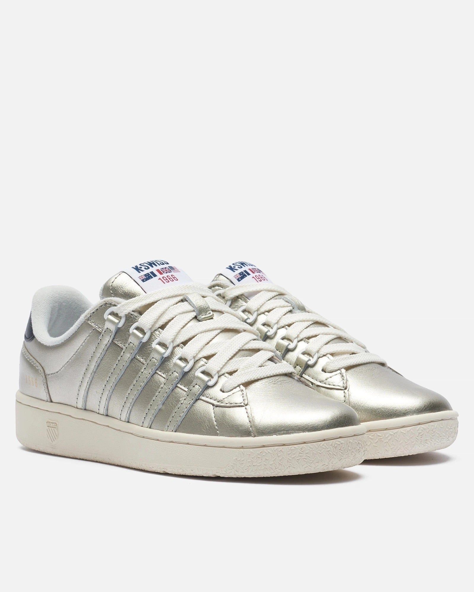 Sneakers K-SWISS Slammclassic CC da donna color champagne con lacci bianchi e suola in gomma. Dettaglio logo K-SWISS.