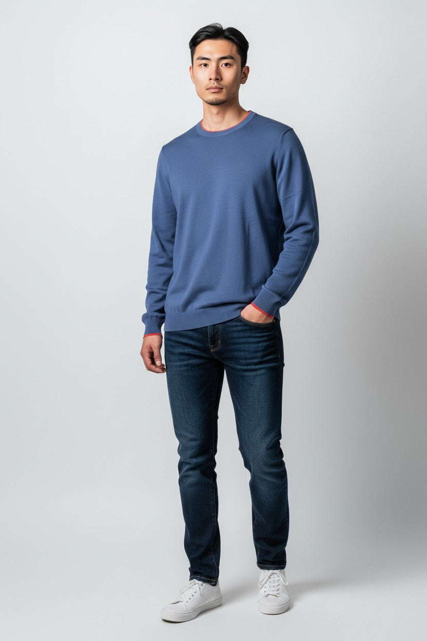 Modello indossa maglia girocollo blu in cotone organico NORTH SAILS con dettagli a contrasto da ULTIMATAGLIA.COM