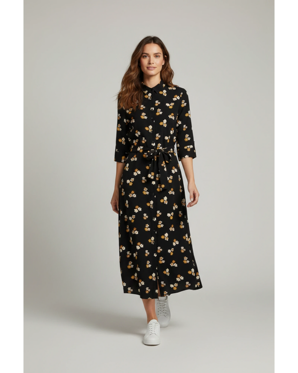 Modella indossa vestito chemisier midi nero con stampa floreale e maniche a tre quarti di ULTIMATAGLIA.COM
