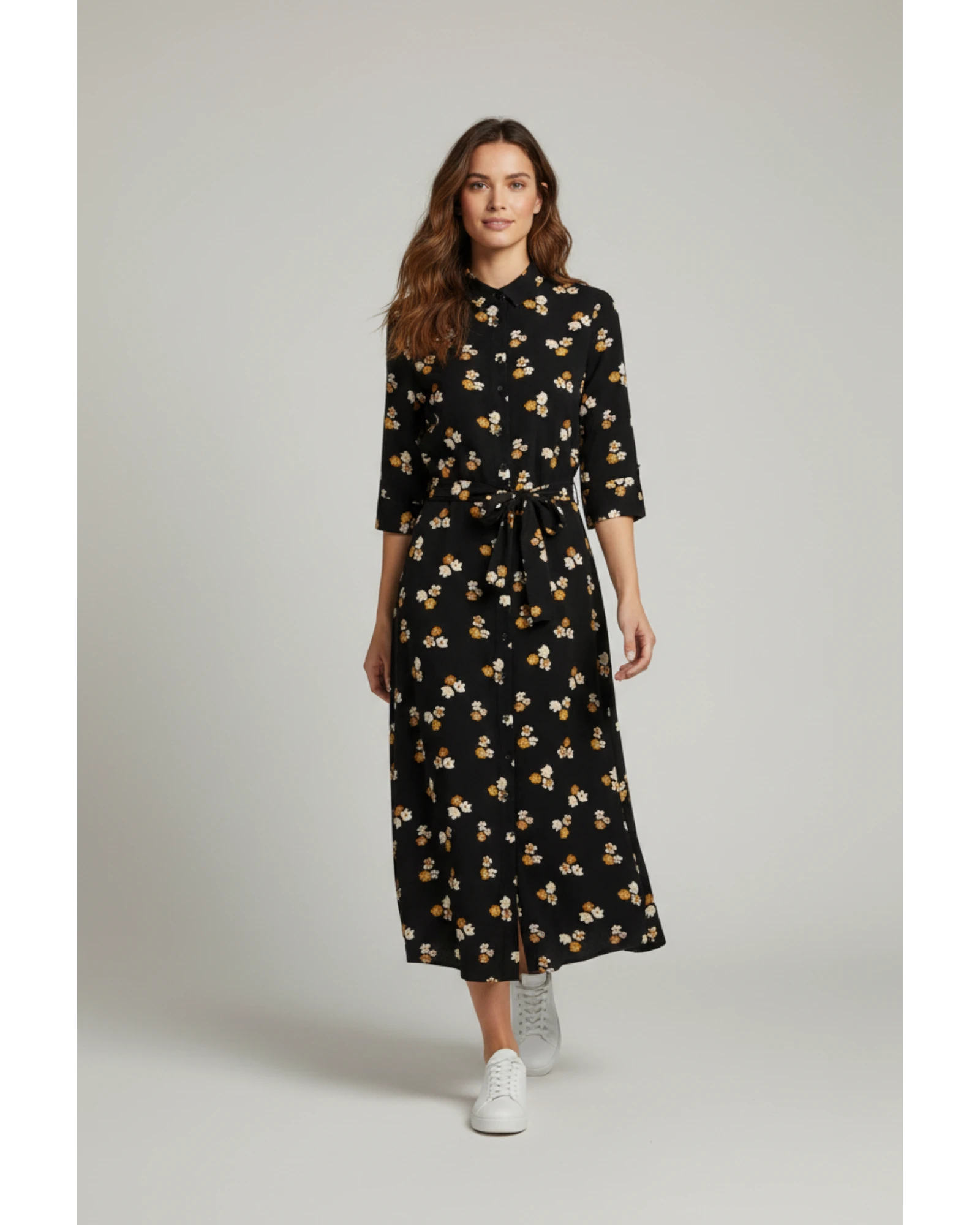 Modella indossa vestito chemisier midi nero con stampa floreale e maniche a tre quarti di ULTIMATAGLIA.COM