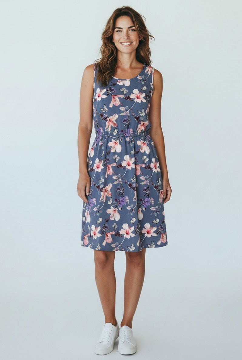 Modella indossa vestito smanicato ULTIMATAGLIA.COM ONLY ONLNOVA LUX Sara blu con stampa floreale e taglio a tunica