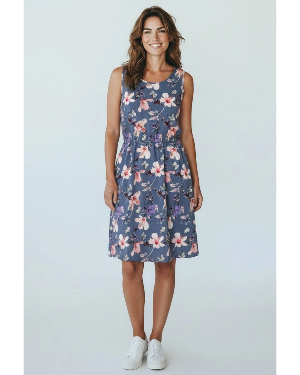 Modella indossa vestito smanicato ULTIMATAGLIA.COM ONLY ONLNOVA LUX Sara blu con stampa floreale e taglio a tunica