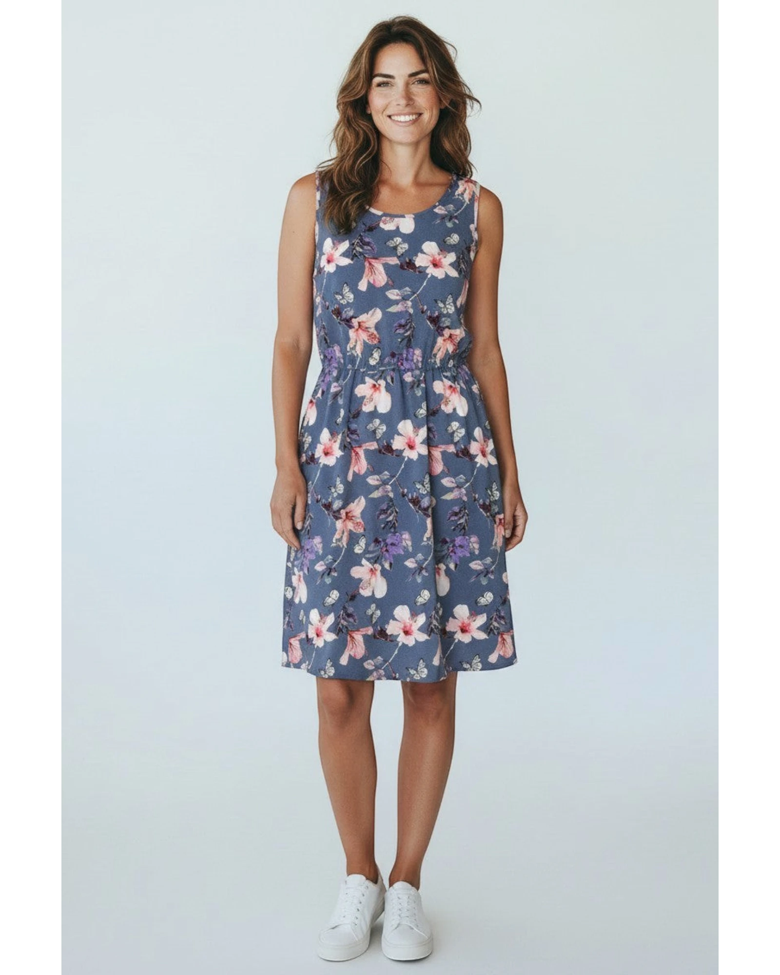 Modella indossa vestito smanicato ULTIMATAGLIA.COM ONLY ONLNOVA LUX Sara blu con stampa floreale e taglio a tunica