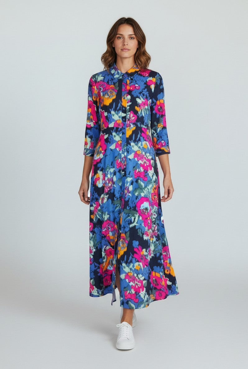 Modella indossa vestito lungo a camicia YAS Petite ULTIMATAGLIA.COM in viscosa con stampa floreale multicolore