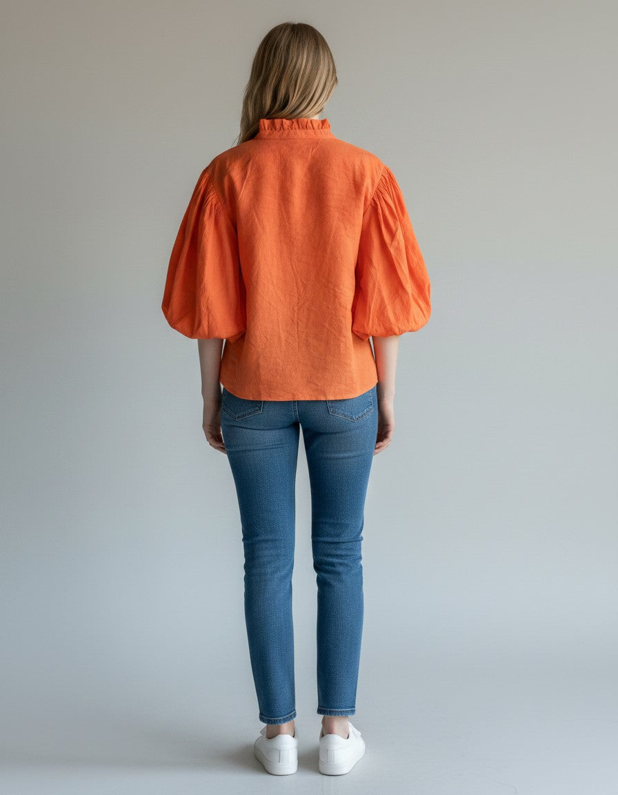 Top Scotch & Soda arancione in cotone organico con collo arricciato e maniche a sbuffo.