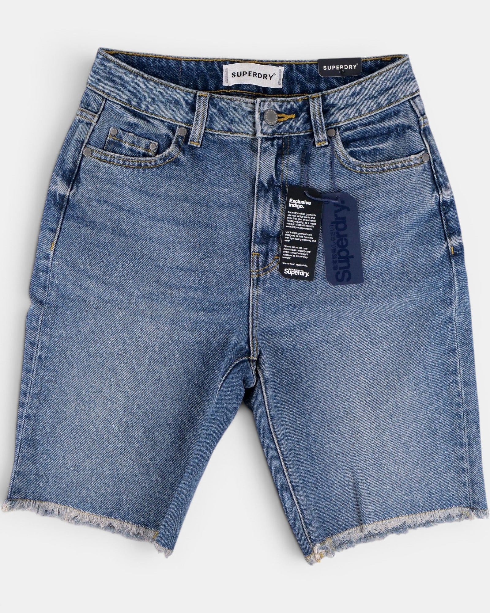 Shorts Superdry Bermuda Boy Short in denim mid indigo authentic, featuring a wide leg, raw frayed hem, and five pockets. Perfect for summer.