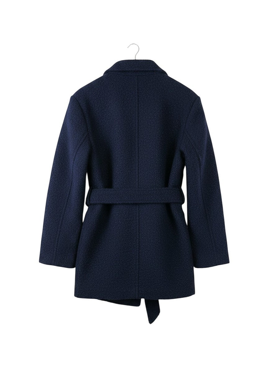 Cappotto Only blu navy in tessuto bouclé, modello avvolgente con cintura in vita e tasche a toppa.