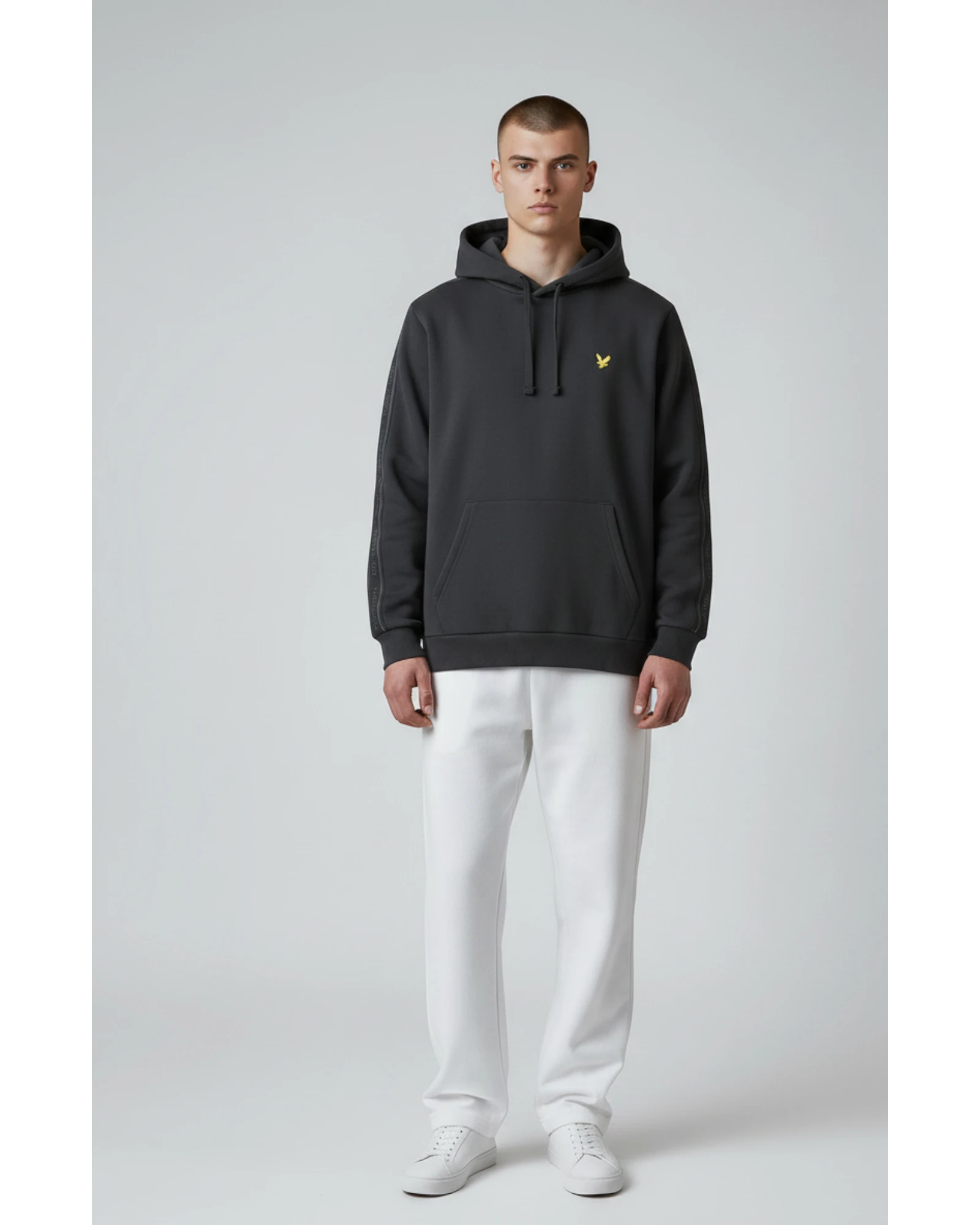 ULTIMATAGLIA.COM: Felpa con cappuccio nera Lyle & Scott in misto cotone con nastro logo sulle maniche e piccolo logo aquila ricamato.