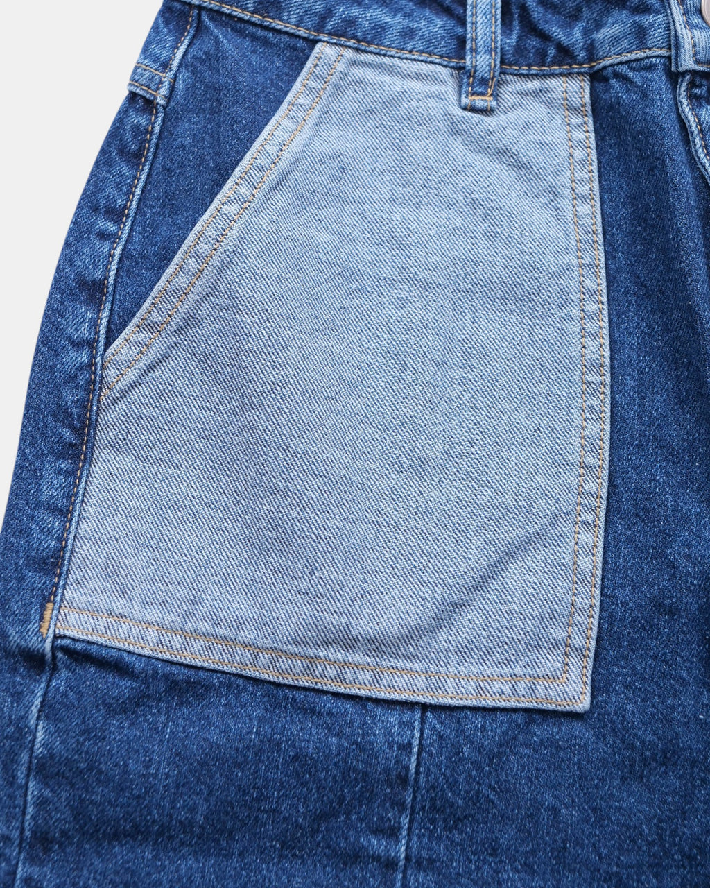 Jeans Etam DIGNE in denim elasticizzato blu con vita alta, gamba affusolata e tasca a contrasto. Lavaggio medio e cuciture rinforzate.
