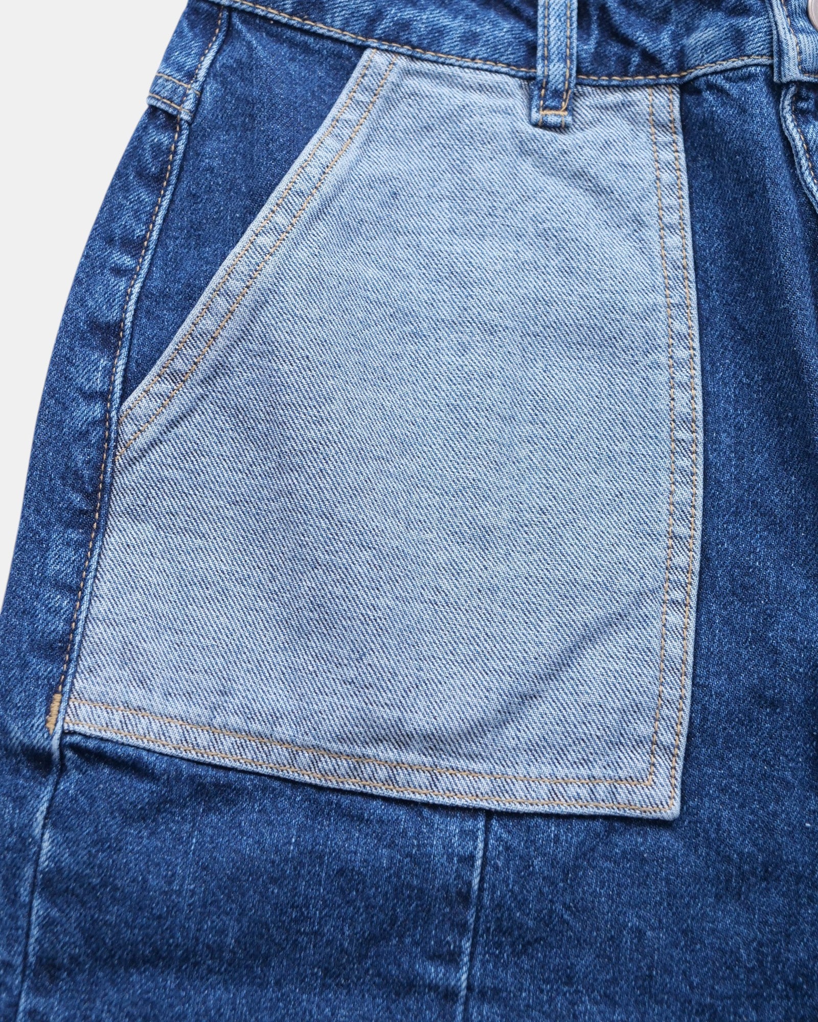 Jeans Etam DIGNE in denim elasticizzato blu con vita alta, gamba affusolata e tasca a contrasto. Lavaggio medio e cuciture rinforzate.