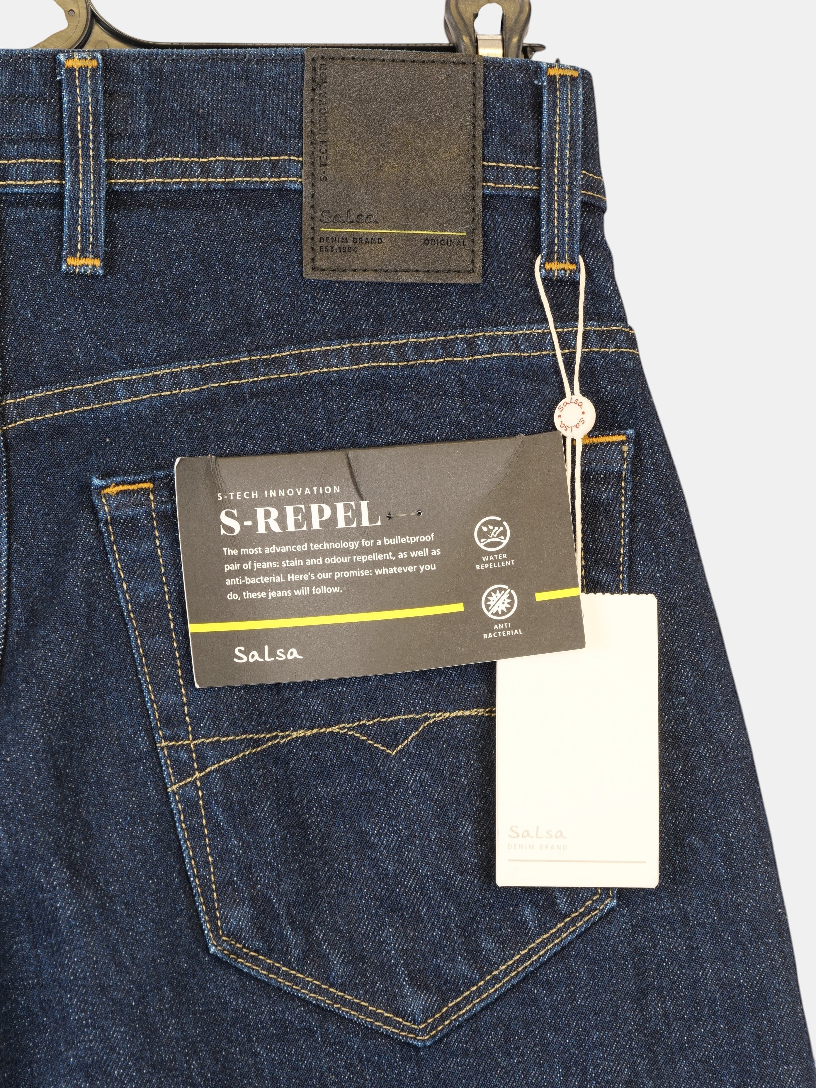ULTIMATAGLIA.COM: Jeans Salsa S-Repel Tapered Fit blu scuro in denim con tecnologia idrorepellente e antimacchia.