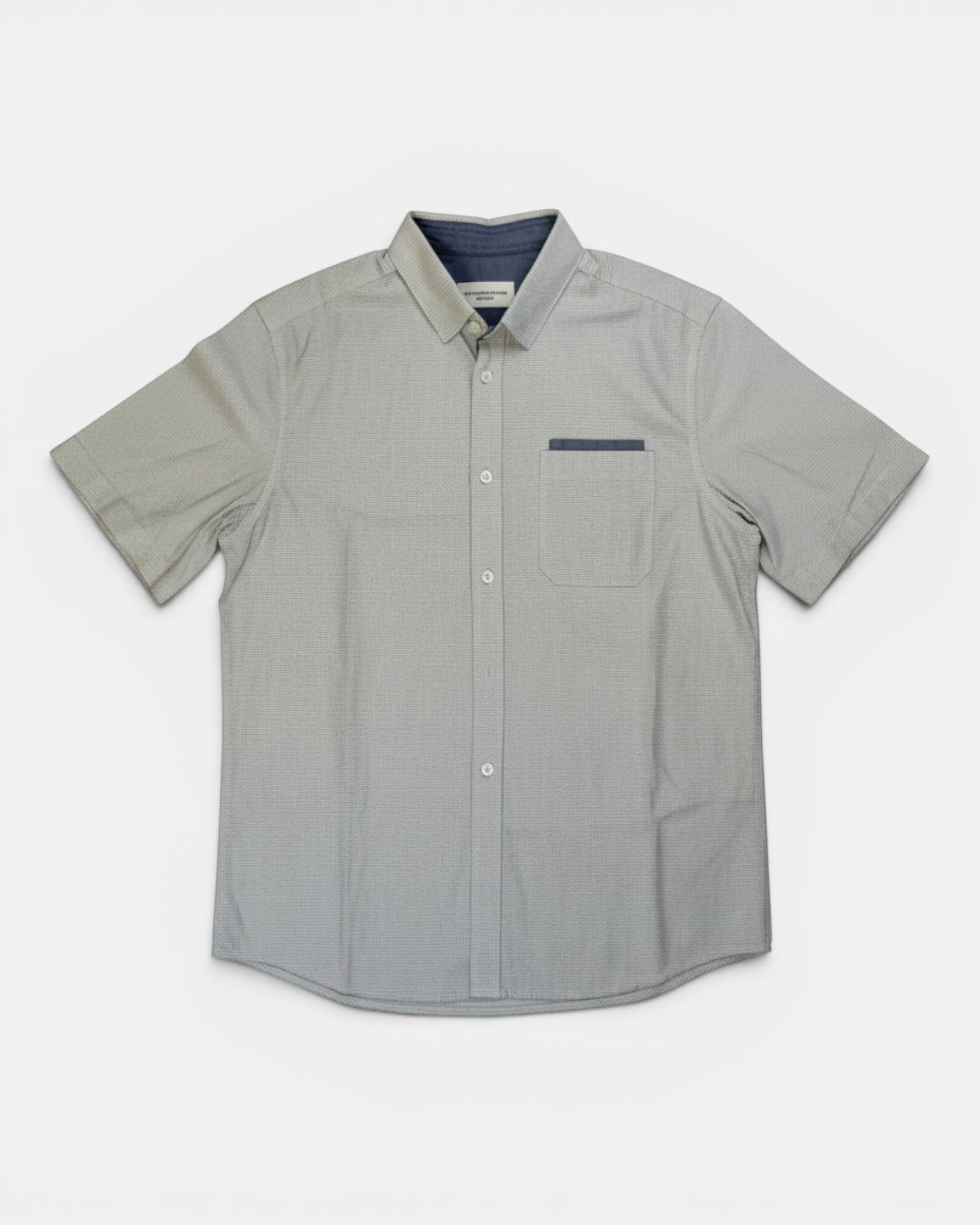 ULTIMATAGLIA.COM Camicia Tom Tailor a maniche corte, cotone beige/grigio chiaro con micro texture, colletto button-down e taschino blu navy.