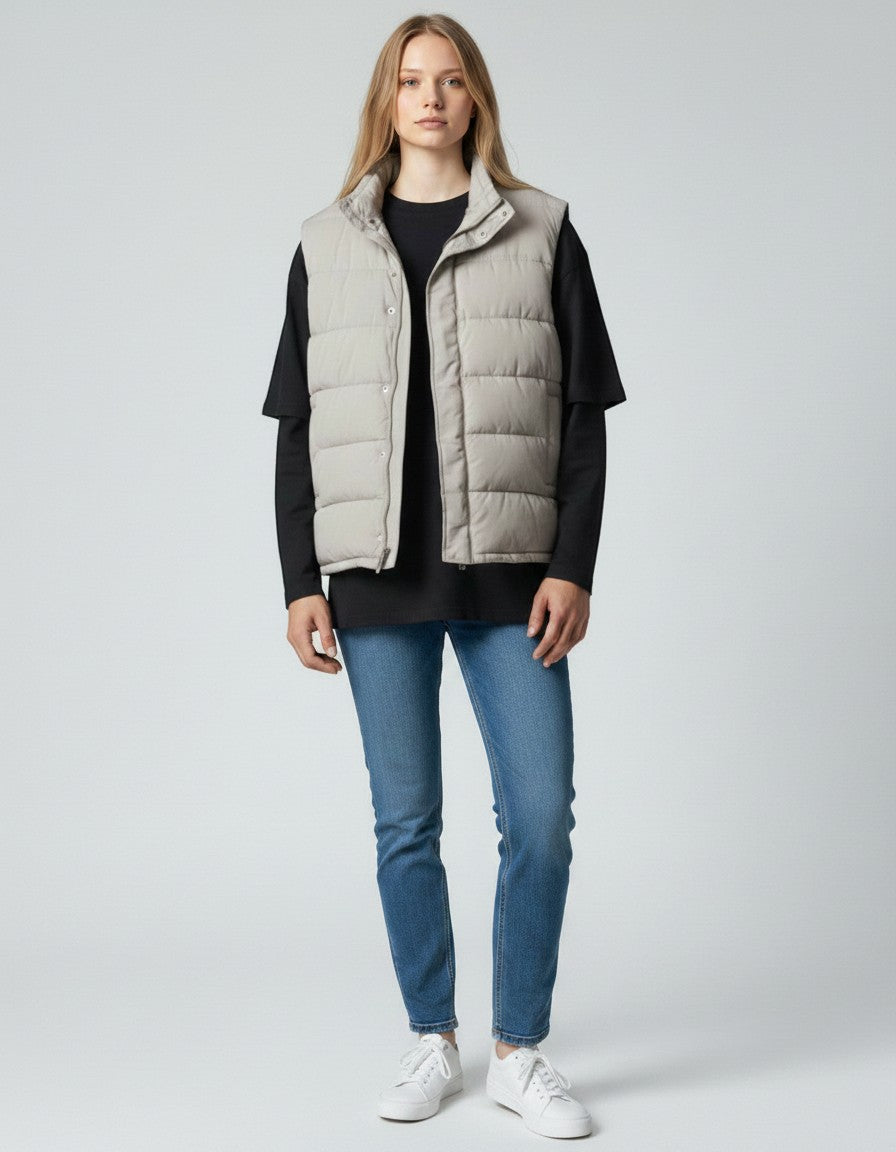 ULTIMATAGLIA.COM Gilet Replay trapuntato color sabbia con collo alto e chiusura a bottoni, indossato da uomo.