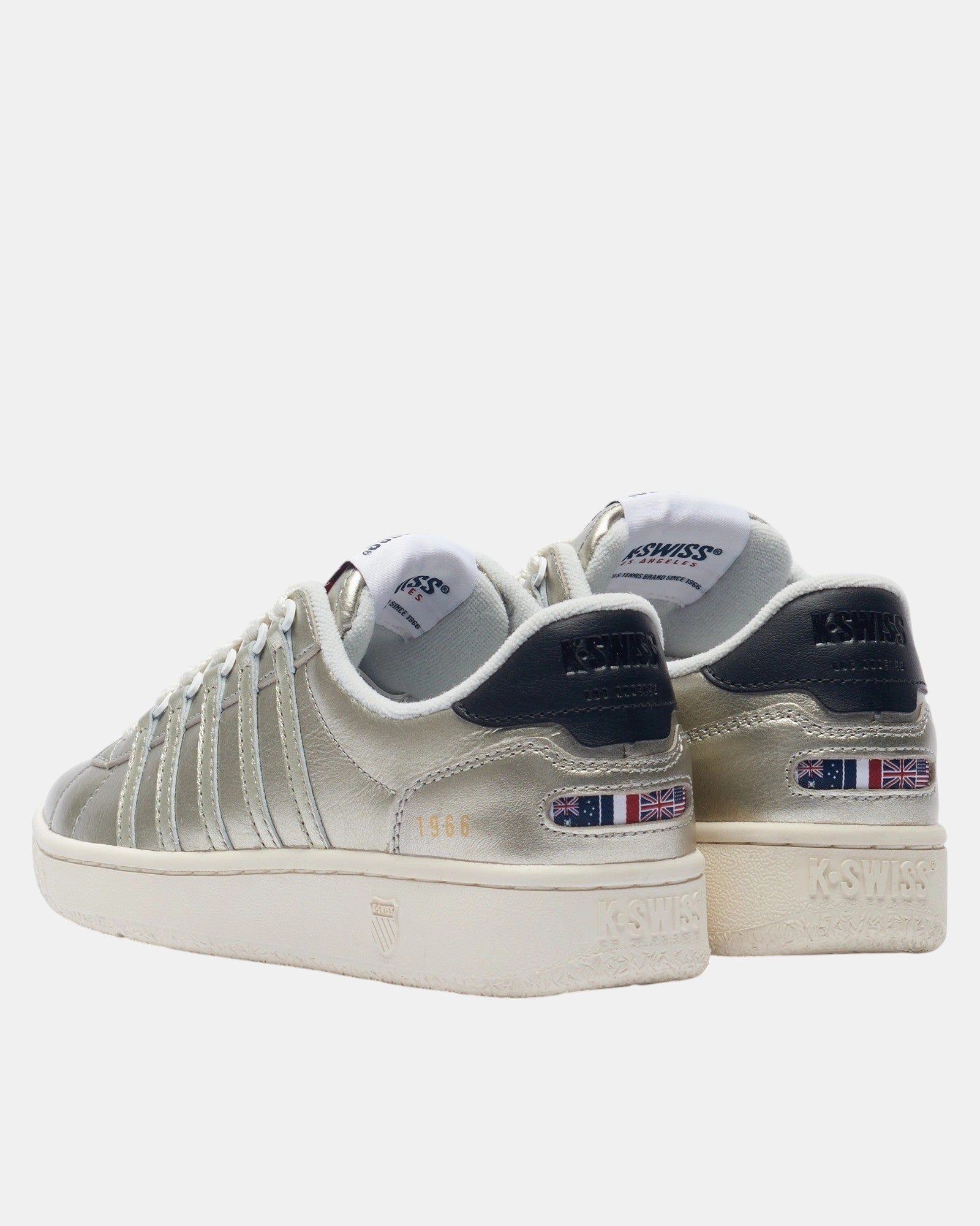 K-SWISS Slammclassic CC champagne sneakers with navy heel tab and flag detail. Classic tennis silhouette.