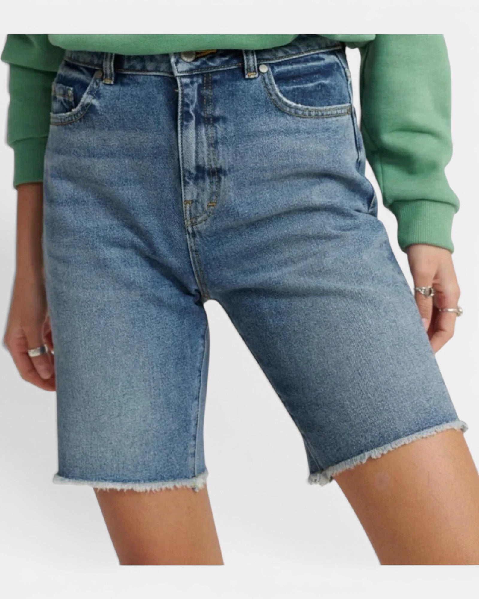 Shorts Superdry Bermuda Boy Short in denim mid indigo authentic, featuring a wide-leg bermuda cut with frayed hem and five pockets.