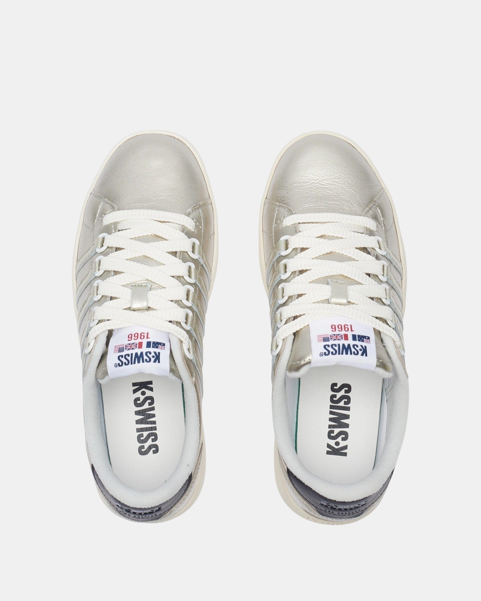 Sneakers K-SWISS Slammclassic CC da donna color champagne con lacci bianchi e iconiche 5 strisce in rilievo.