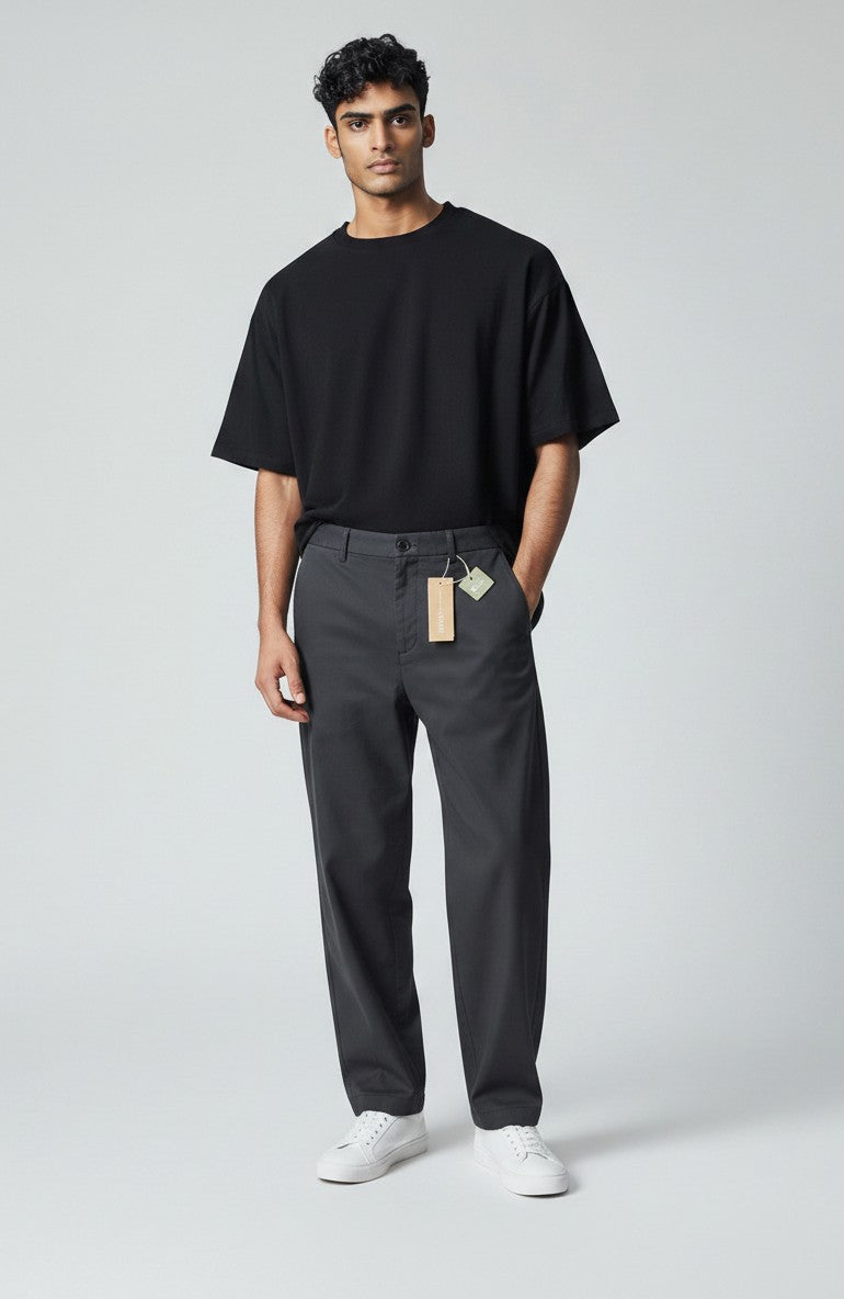 Pantaloni chino blu scuro da uomo Tom Tailor Denim, vestibilità ampia in cotone elasticizzato con due tasche laterali e posteriori.