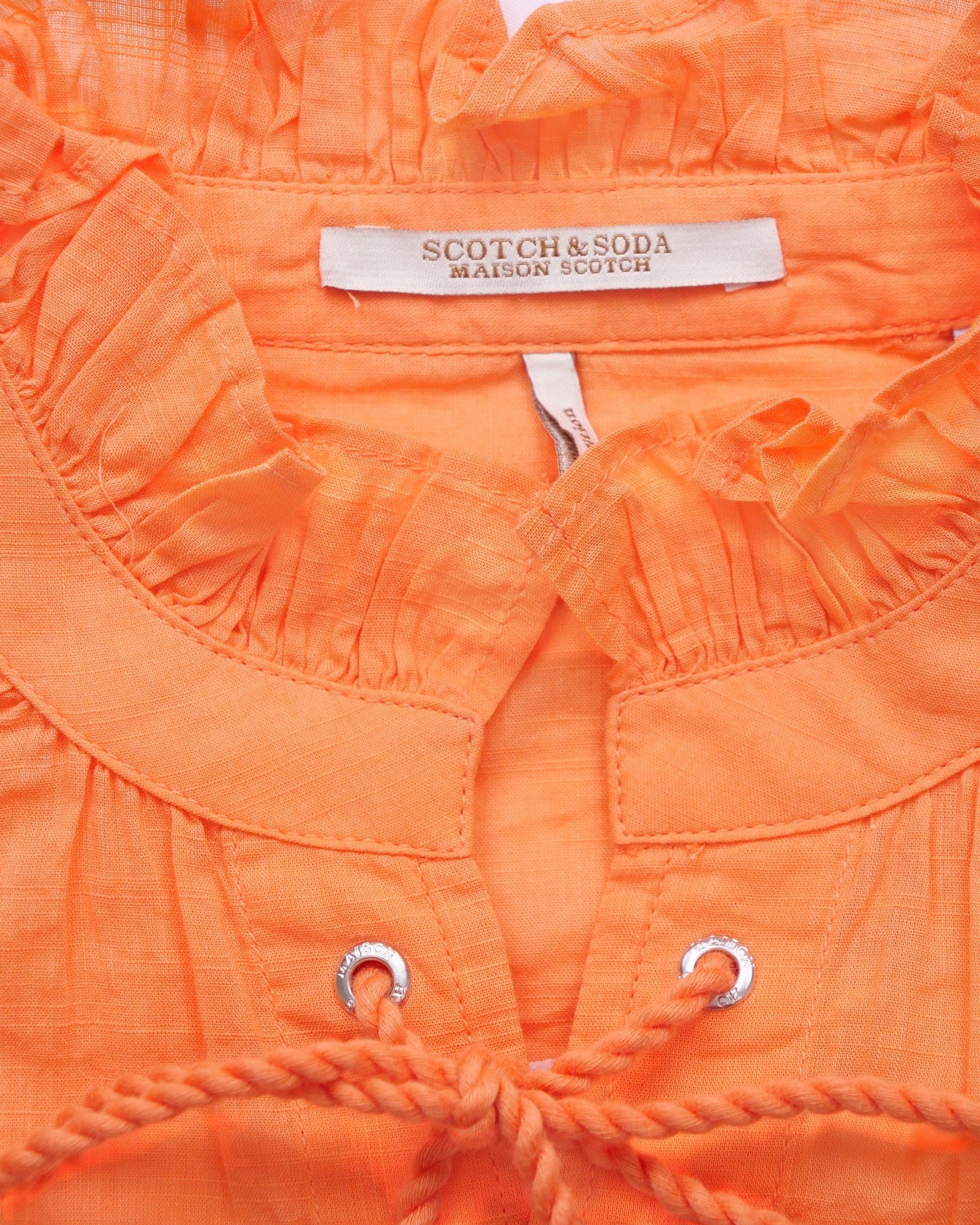 Top Scotch & Soda in cotone organico arancione con collo arricciato a frill, maniche corte a sbuffo e chiusura con laccetti.