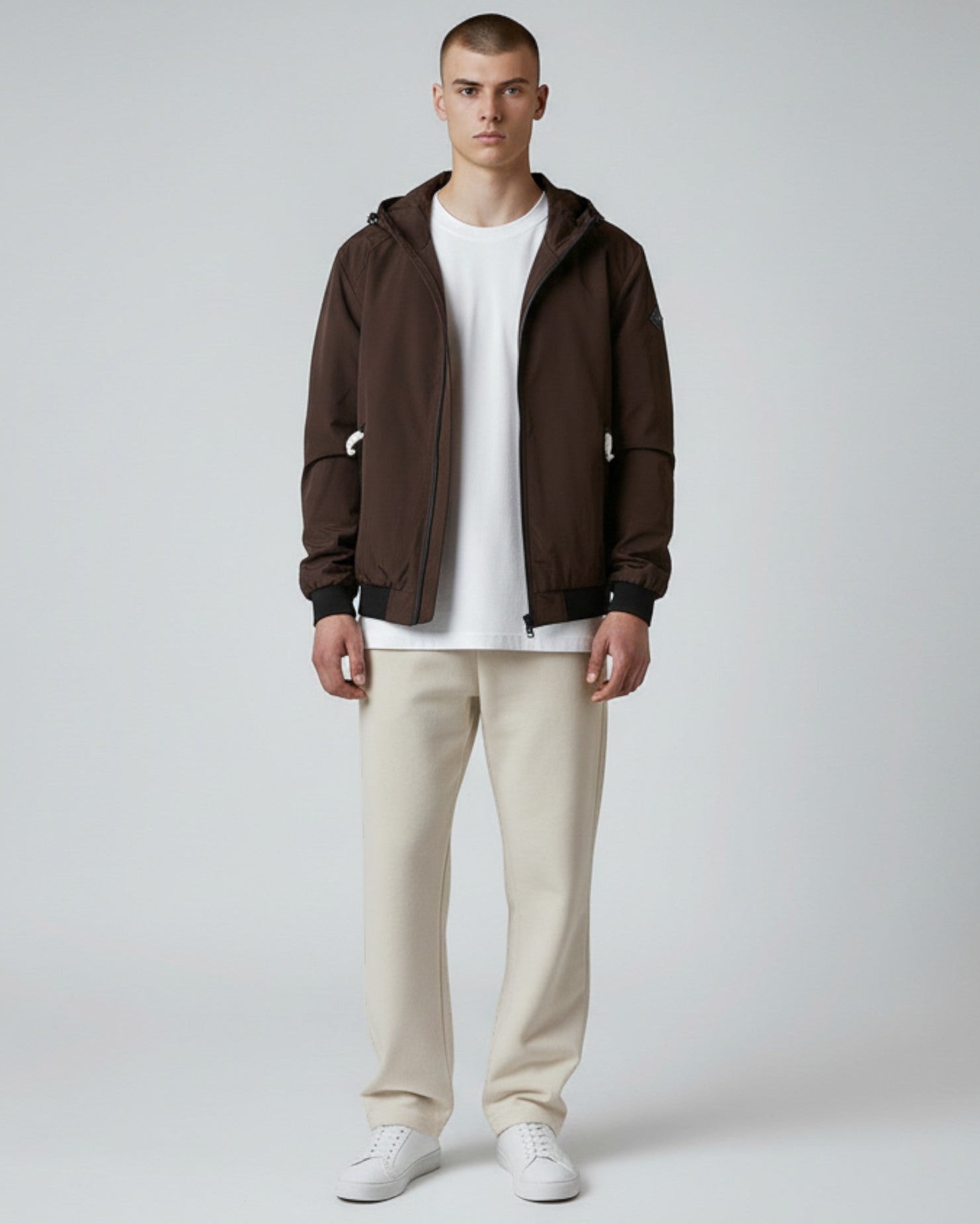 ULTIMATAGLIA.COM Giacca bomber marrone scuro da uomo Replay con cappuccio rimovibile, zip a contrasto e badge sul braccio.
