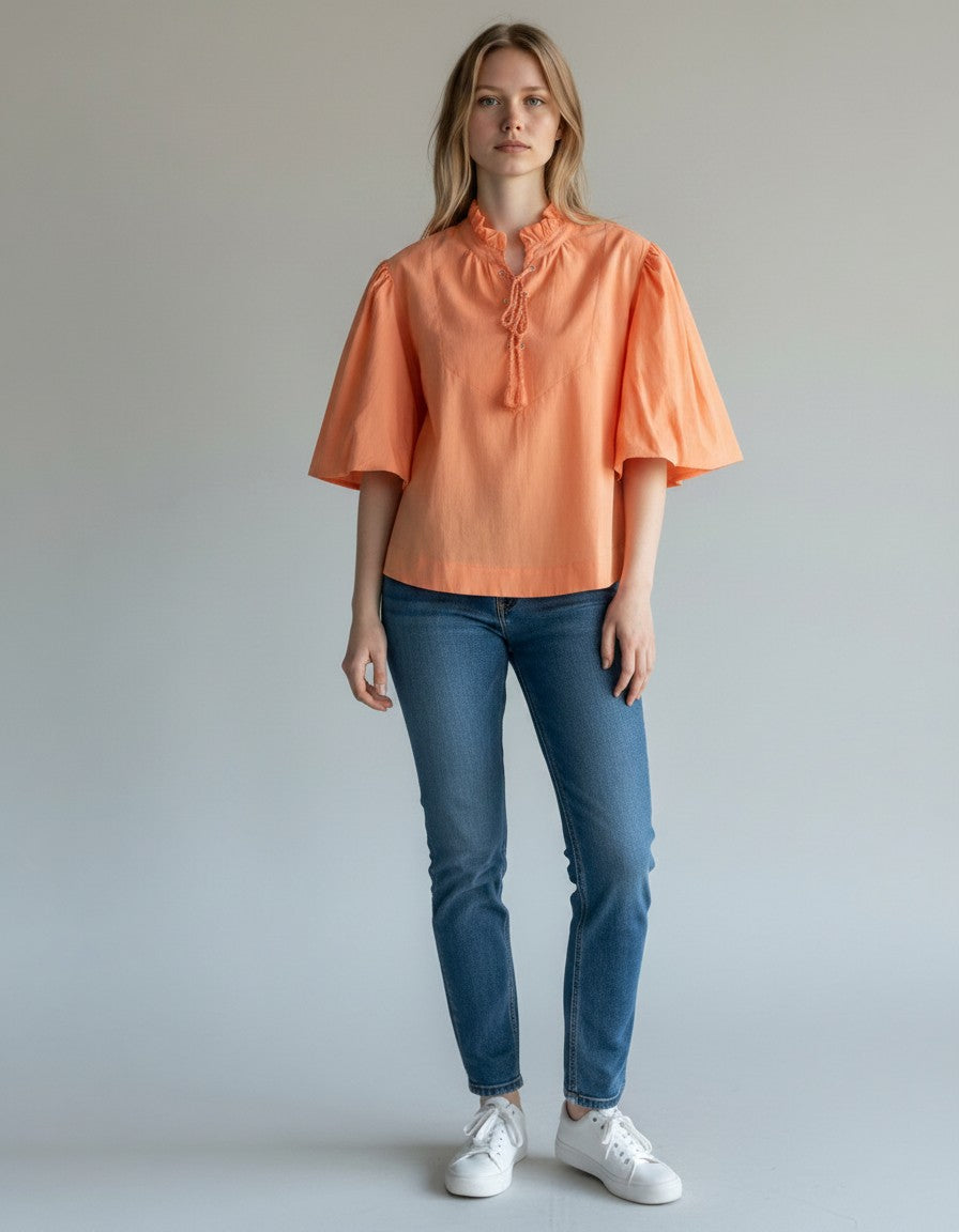 ULTIMATAGLIA.COM Top Scotch & Soda arancione in cotone organico, con collo arricciato, maniche a sbuffo e chiusura con laccetti.