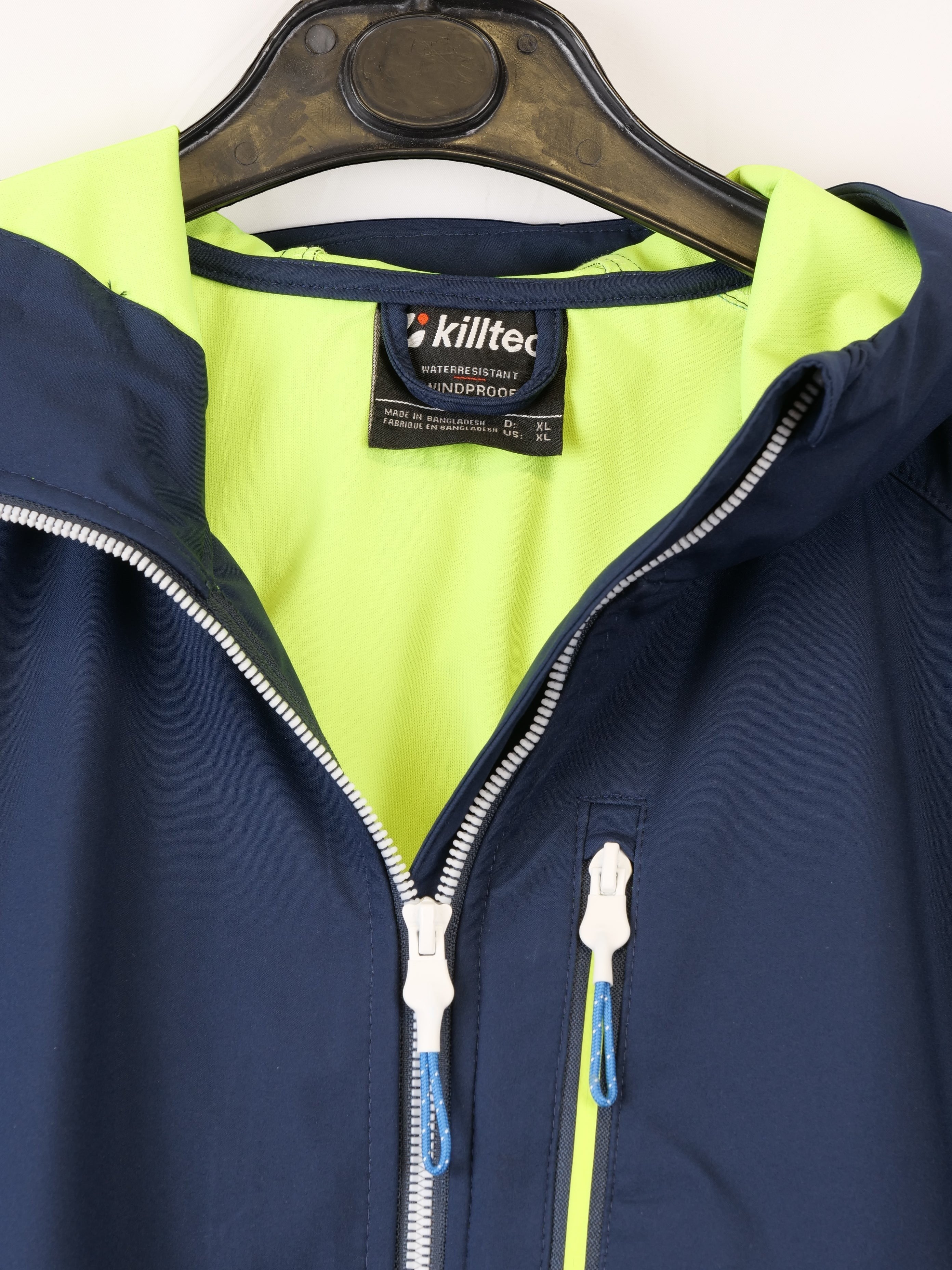 Giacca softshell da uomo ULTIMATAGLIA.COM blu navy con fodera giallo fluo. Impermeabile e antivento, con cappuccio e zip.