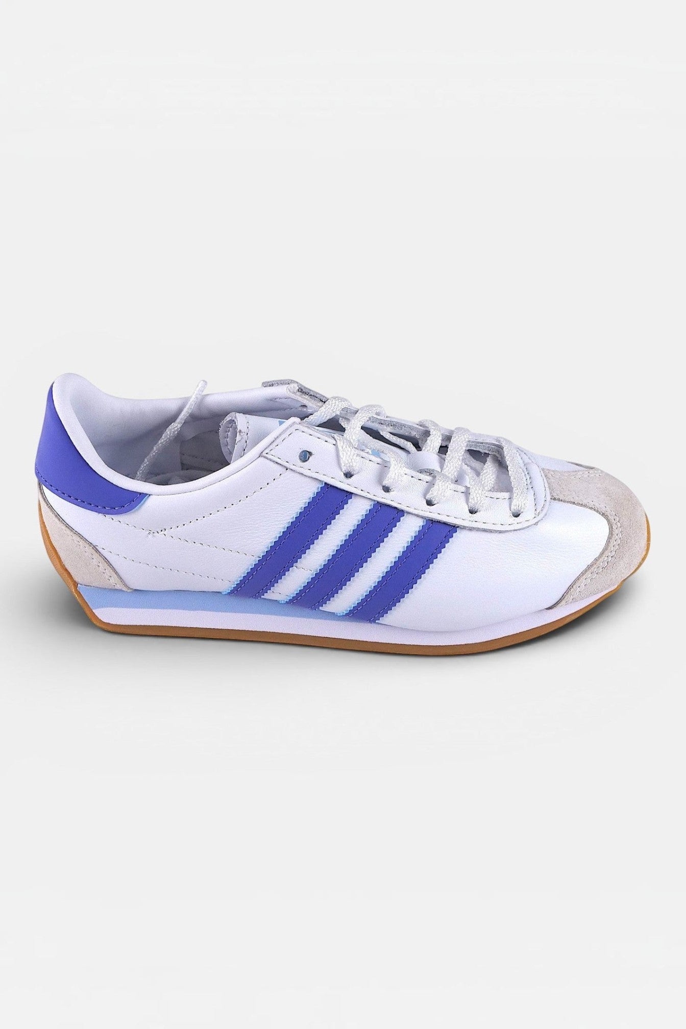 ULTIMATAGLIA.COM Sneakers Adidas Originals Country OG W bianche in pelle con strisce blu cobalto e suola in gomma.