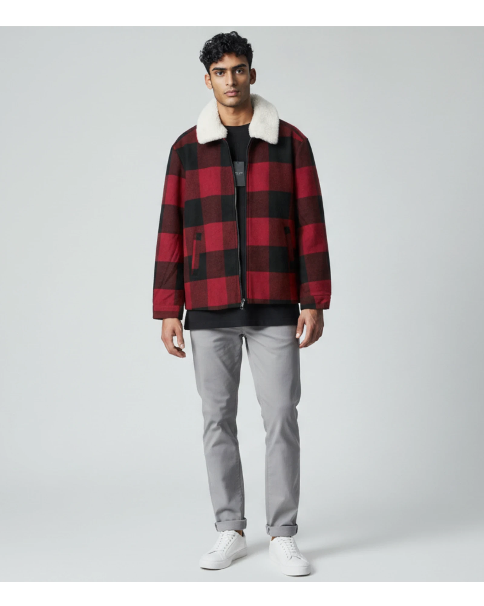 Giubbotto Only & Sons rosso e nero a quadri con colletto bianco in pile, zip frontale e tasche laterali.