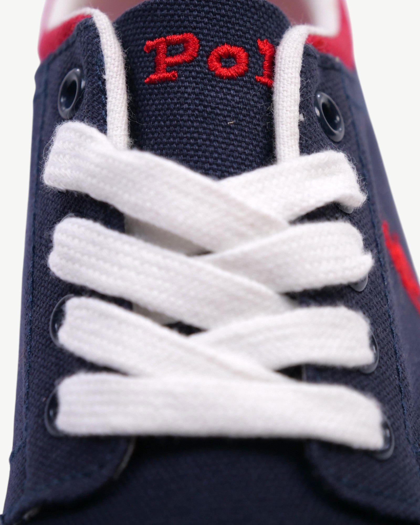Scarpe da ginnastica blu navy in tela con lacci bianchi e logo Polo Ralph Lauren rosso ricamato.