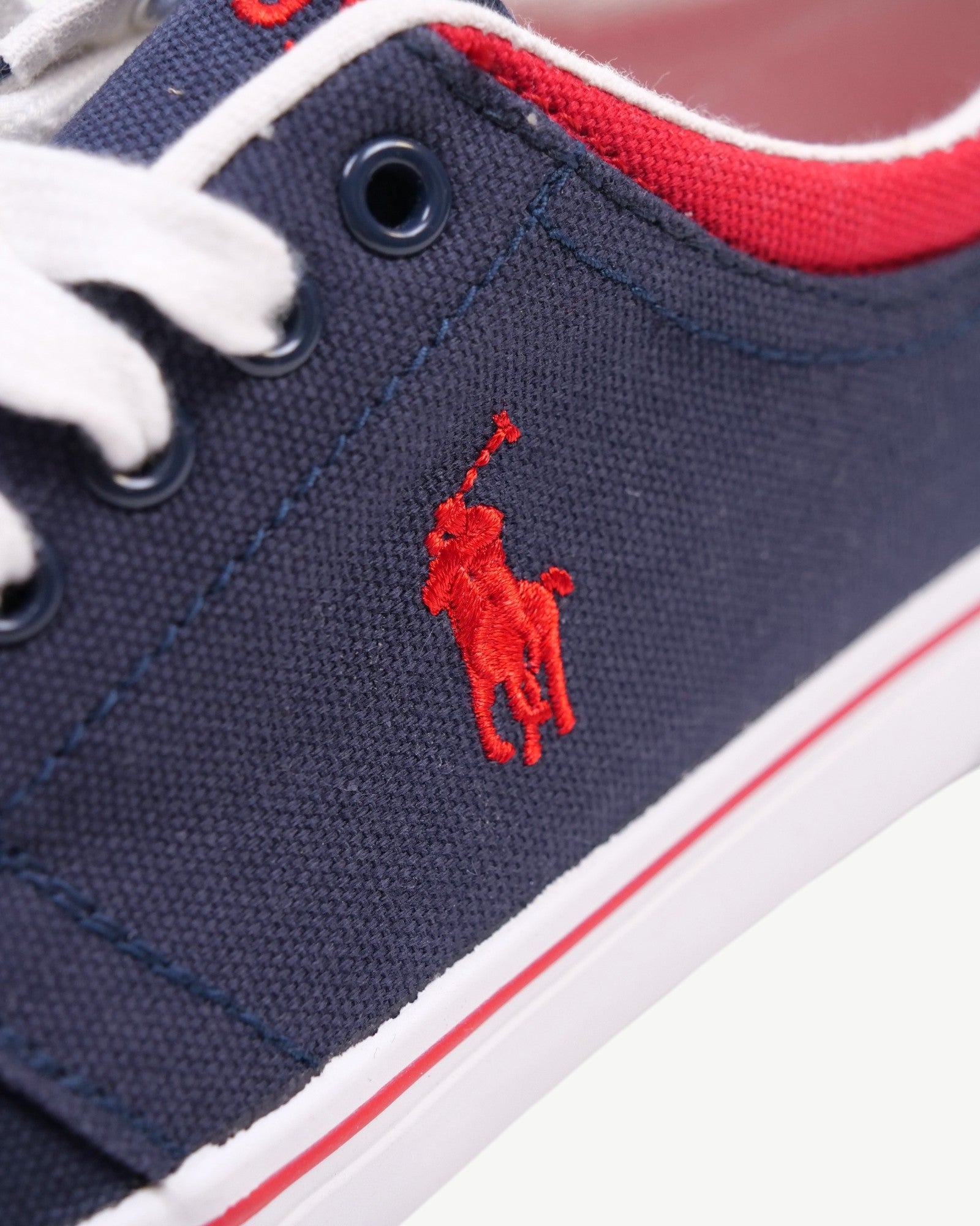Scarpe da ginnastica blu navy in tela con logo Polo Ralph Lauren rosso ricamato e dettagli rossi.