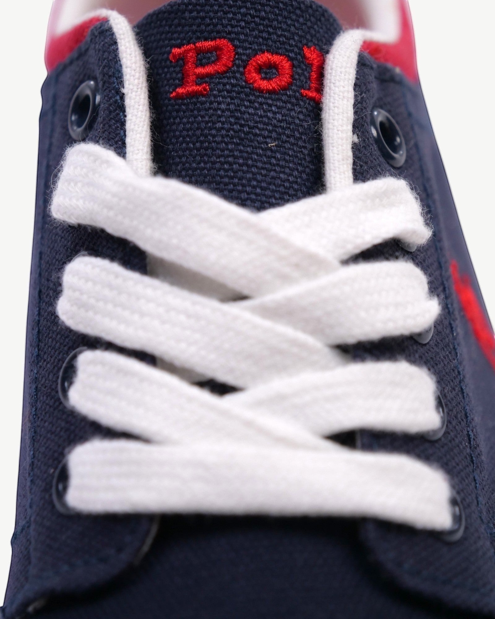 Scarpe da ginnastica blu navy in tela con lacci bianchi e logo Polo Ralph Lauren rosso ricamato.