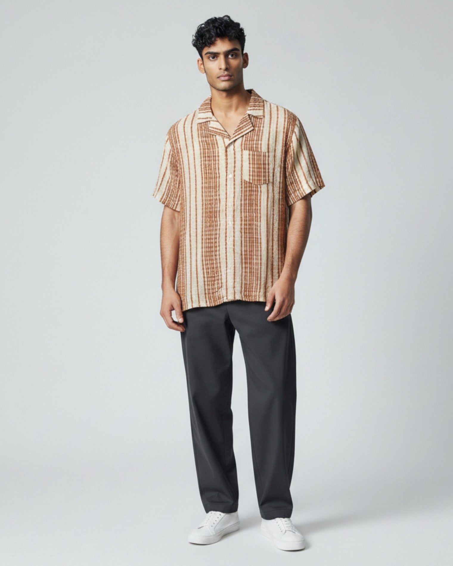 Camicia a righe verticali beige e mattone in viscosa 100% di ULTIMATAGLIA.COM, con colletto resort e taschino.