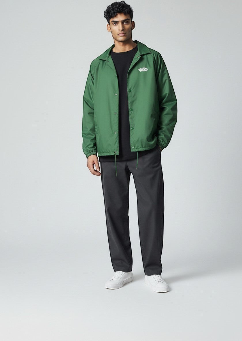 Giacca Vans Off The Wall Coach Jacket verde in tessuto sintetico da uomo, con logo stampato, collo a camicia, bottoni a pressione e coulisse in vita.