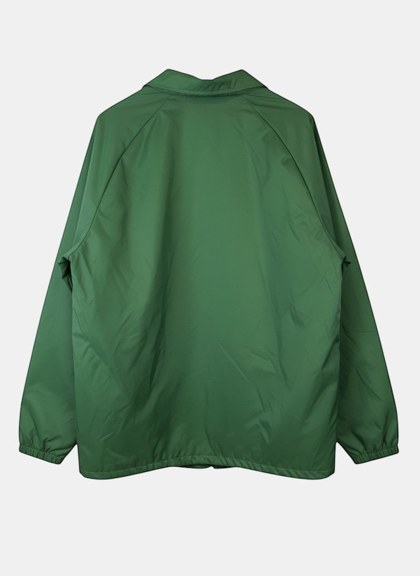 Giacca Vans Off The Wall Coach Jacket da uomo in tessuto sintetico verde con logo stampato. Stile coach con collo a camicia, bottoni a pressione e coulisse.