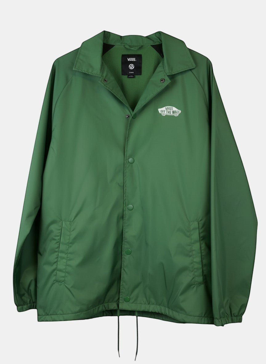 Giacca da uomo Vans Off The Wall Coach Jacket verde in tessuto sintetico con logo stampato, collo a camicia e chiusura a bottoni a pressione.